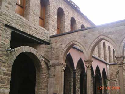 dentro del castillo