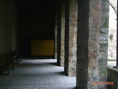 dentro del castillo